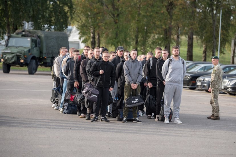 Būsimi kariai savanoriškai rinkosi tarnybą Lietuvos kariuomenės daliniuose Rukloje ir Palangoje