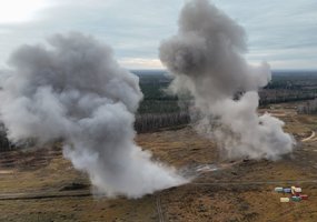 Pratybos Lietuvoje: iš 6 kilometrų aukščio bombas metė JAV bombonešiai ir Italijos naikintuvai,... - 6