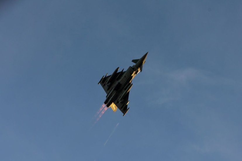 Pratybos Lietuvoje: iš 6 kilometrų aukščio bombas metė JAV bombonešiai ir Italijos naikintuvai,...