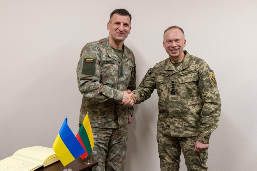 Kariuomenės vadas generolas Raimundas Vaikšnoras karo kamuojamoje Ukrainoje: Lietuvos kariuomenė...