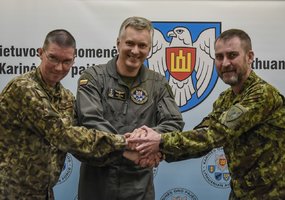 Trijų Baltijos, Šiaurės šalių ir Lenkijos Karinių oro pajėgų vadų ir vyriausiųjų puskarininkių... - 2