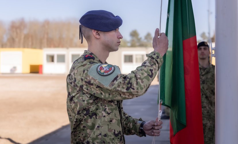 Kairių poligone iškelta Portugalijos rotacinių pajėgų vėliava 