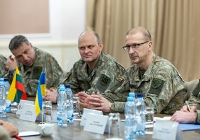 Gynybos štabo viršininkas generolas leitenantas Remigijus Baltrėnas Ukrainoje susipažino su... - 1