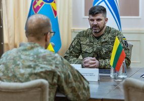 Gynybos štabo viršininkas generolas leitenantas Remigijus Baltrėnas Ukrainoje susipažino su... - 2