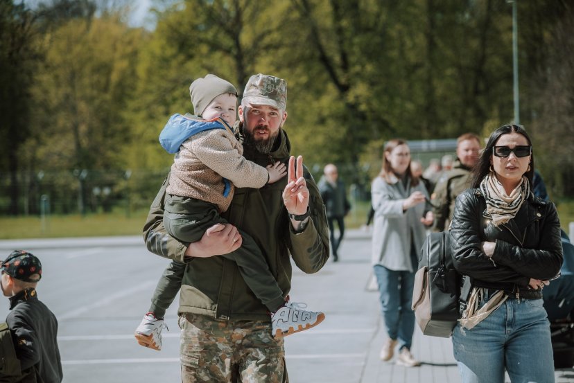 Prisiekė 8-ojo Bazinio komendantinių vienetų rengimo kurso kariai