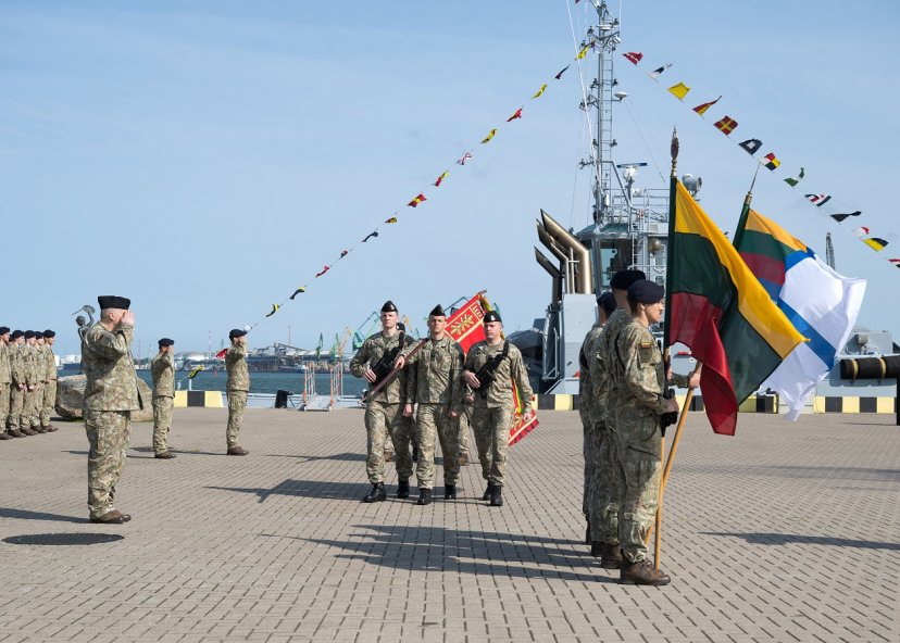 Įteiktos kovinės vėliavos Karinių jūrų pajėgų Karo laivų flotilei ir Jūros ir pakrančių stebėjimo...