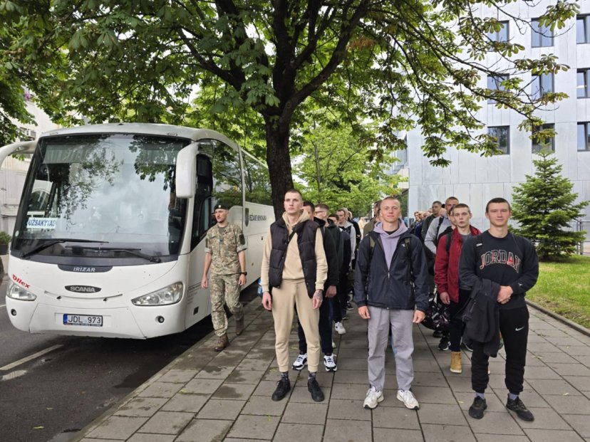 Šimtas jaunuolių pradeda tarnybą Lietuvos kariuomenėje