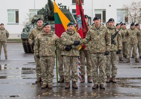 Lietuvos kariuomenės Generolo Romualdo Giedraičio artilerijos batalionui vadovauti pradeda plk.... - 1