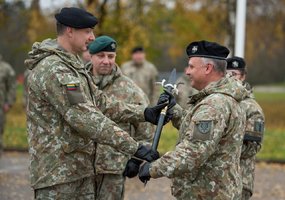 Lietuvos kariuomenės Generolo Romualdo Giedraičio artilerijos batalionui vadovauti pradeda plk.... - 2
