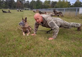 Išminuotojai su tarnybiniais šunimis treniravosi tarptautinėse pratybose „Dog Fighter“ - 2