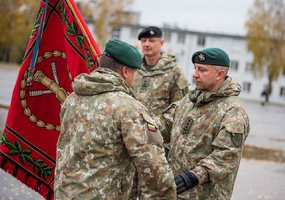 Lietuvos kariuomenės Generolo Romualdo Giedraičio artilerijos batalionui vadovauti pradeda plk.... - 4