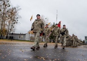 Lietuvos kariuomenės Generolo Romualdo Giedraičio artilerijos batalionui vadovauti pradeda plk.... - 7
