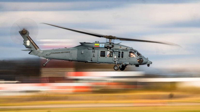 Lietuvos kariuomenės UH-60M „Black Hawk“ sraigtasparniai atliko pirmąjį skrydį