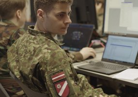 Baigėsi tarptautinės kibernetinės gynybos pratybos „Gintarinė migla 2025“ - 2