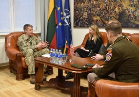 Gynybos štabo viršininkas susitiko su JAV ambasadore Lietuvoje Kara C. McDonald - 2