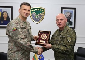 Lietuvos kariuomenės vadas lankėsi Kosove: aptarta KFOR misijos svarba ir atsakas į globalias... - 1
