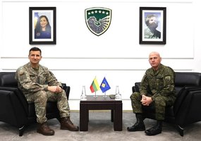 Lietuvos kariuomenės vadas lankėsi Kosove: aptarta KFOR misijos svarba ir atsakas į globalias... - 2