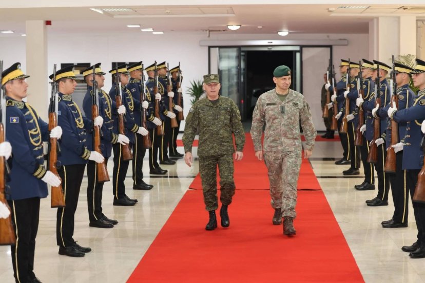 Lietuvos kariuomenės vadas lankėsi Kosove: aptarta KFOR misijos svarba ir atsakas į globalias...