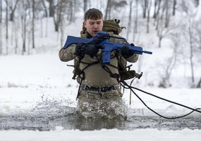 Psichofizinis rengimas Lietuvos kariuomenėje: Inžinieriai treniravosi, ką daryti įlūžus į ledinį... - 2