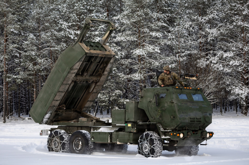 Lietuvos ir JAV kariai rengia artilerijos sistemų HIMARS įgulas