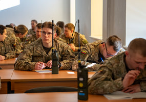 Pirmieji šiais metais rezervo kariai Gen. R. Giedraičio artilerijos batalione baigė tris savaites... - 9