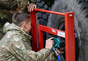 Privalomosios pradinės karo tarnybos kariai Logistikos valdybos vienetuose įgijo ne tik karybos... - 2