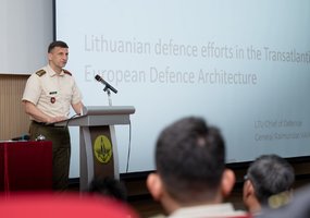 Lietuvos kariuomenės vadas atsakomojo vizito metu lankėsi Singapūre: dėmesys transatlantiniam... - 1
