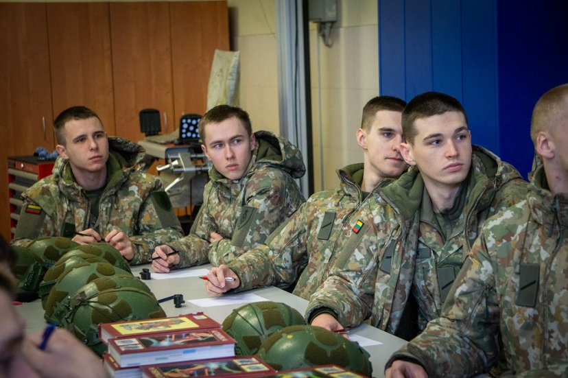 Privalomosios pradinės karo tarnybos kariai Logistikos valdybos vienetuose įgijo ne tik karybos...
