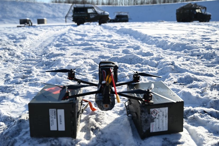 Kariai išbandė naujai sukurtus apsauginius transporto priemonių tinklus nuo bepiločių orlaivių