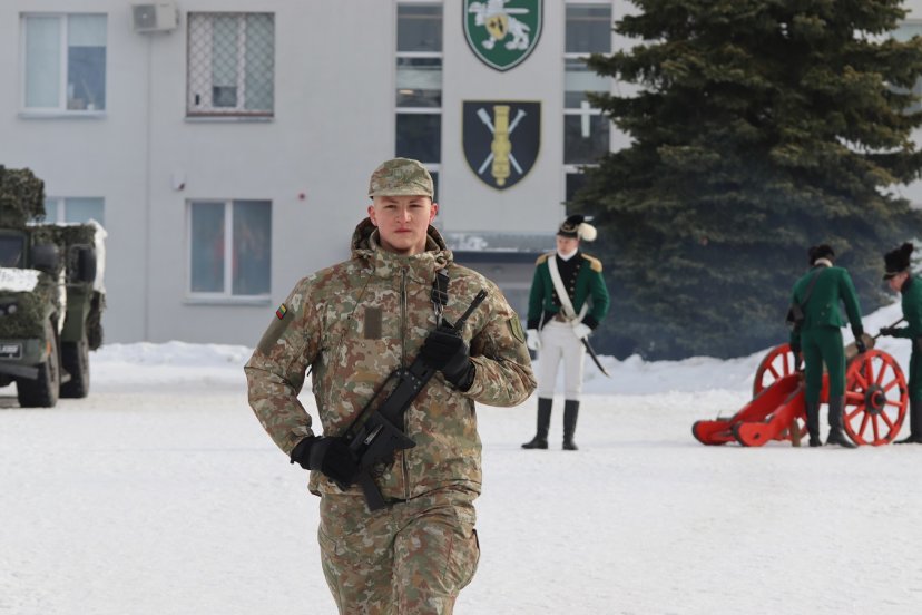 Generolo Romualdo Giedraičio artilerijos batalione prisiekė pradinės privalomosios karo tarnybos...