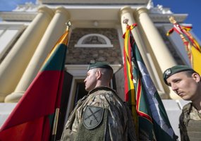 Istorinė akimirka: Lietuvos kariuomenės 1 divizijai įteikta vėliava ir patikėti didžiausi... - 5