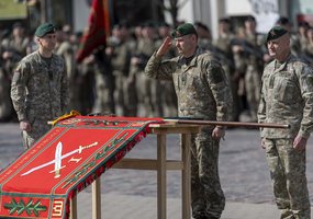Istorinė akimirka: Lietuvos kariuomenės 1 divizijai įteikta vėliava ir patikėti didžiausi... - 10