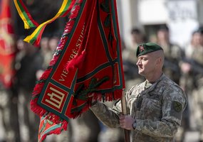 Istorinė akimirka: Lietuvos kariuomenės 1 divizijai įteikta vėliava ir patikėti didžiausi... - 11
