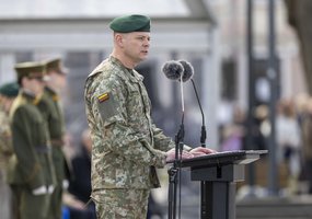 Istorinė akimirka: Lietuvos kariuomenės 1 divizijai įteikta vėliava ir patikėti didžiausi... - 12