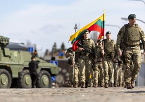 Istorinė akimirka: Lietuvos kariuomenės 1 divizijai įteikta vėliava ir patikėti didžiausi... - 2
