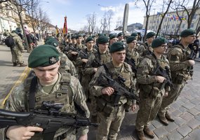 Istorinė akimirka: Lietuvos kariuomenės 1 divizijai įteikta vėliava ir patikėti didžiausi... - 3