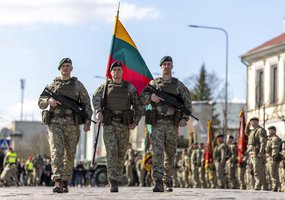 Istorinė akimirka: Lietuvos kariuomenės 1 divizijai įteikta vėliava ir patikėti didžiausi... - 6