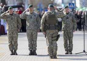 Istorinė akimirka: Lietuvos kariuomenės 1 divizijai įteikta vėliava ir patikėti didžiausi... - 4
