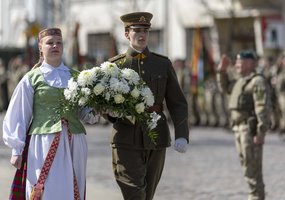 Istorinė akimirka: Lietuvos kariuomenės 1 divizijai įteikta vėliava ir patikėti didžiausi... - 7