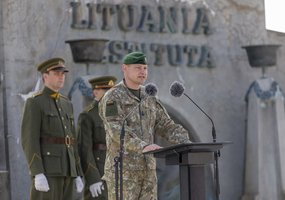 Istorinė akimirka: Lietuvos kariuomenės 1 divizijai įteikta vėliava ir patikėti didžiausi... - 8