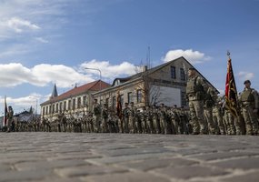 Istorinė akimirka: Lietuvos kariuomenės 1 divizijai įteikta vėliava ir patikėti didžiausi... - 9