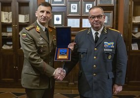 Lietuvoje lankosi Švedijos ginkluotųjų pajėgų vadas - 7