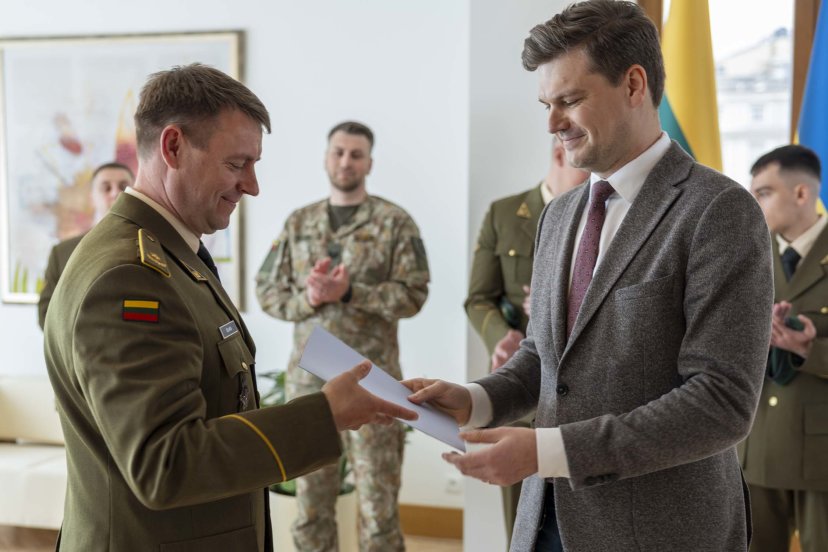 Lietuvos kariuomenės kariai apdovanoti už indėlį stiprinant radiacinės stebėsenos pajėgumus