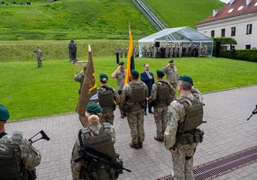 Karo komendantūrų valdybai įteikta vėliava – istorinis tęstinumo ir pasirengimo valstybės gynybai... - 1