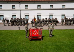 Karo komendantūrų valdybai įteikta vėliava – istorinis tęstinumo ir pasirengimo valstybės gynybai... - 2
