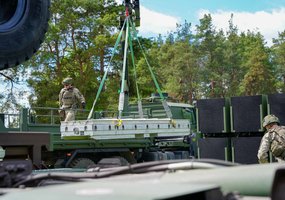 Lietuvos kariuomenės oro gynybos vienetai treniruojasi valdyti vieną moderniausių oro gynybos... - 2