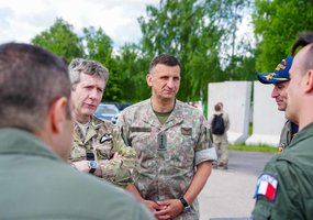  Lietuvoje lankosi NATO pajėgų Europoje vado pavaduotojas oro pajėgų maršalas seras Johnny Stringer - 1