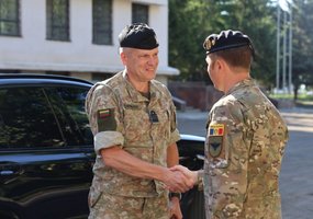 Lietuvos kariuomenės Gynybos štabo viršininkas Moldovoje aptarė dvišalio karinio bendradarbiavimo... - 1