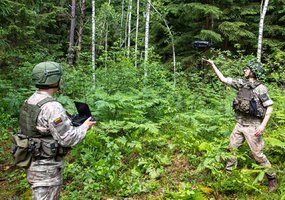 Žingsnis pirmyn: parengta pirmoji jaunųjų inžinierių-dronų operatorių laida - 2