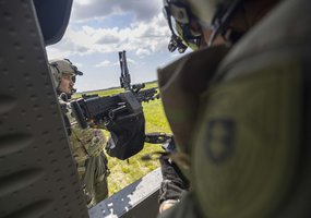 Lietuvos karinių oro pajėgų „Black Hawk“ įgulos pirmą kartą Lietuvoje surengė kovinio šaudymo... - 1